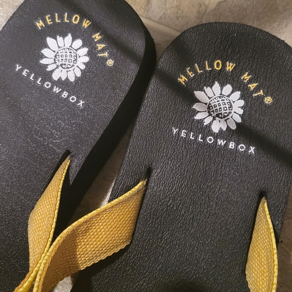 Yellow Box Mellow Mat flip flops - Picture 6 of 6